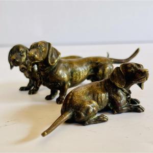 Ensemble de trois bassets en bronze de vienne 